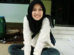 Mahasiswi Cantik Ajak Anak Desa Kunjungi Perpustakaan