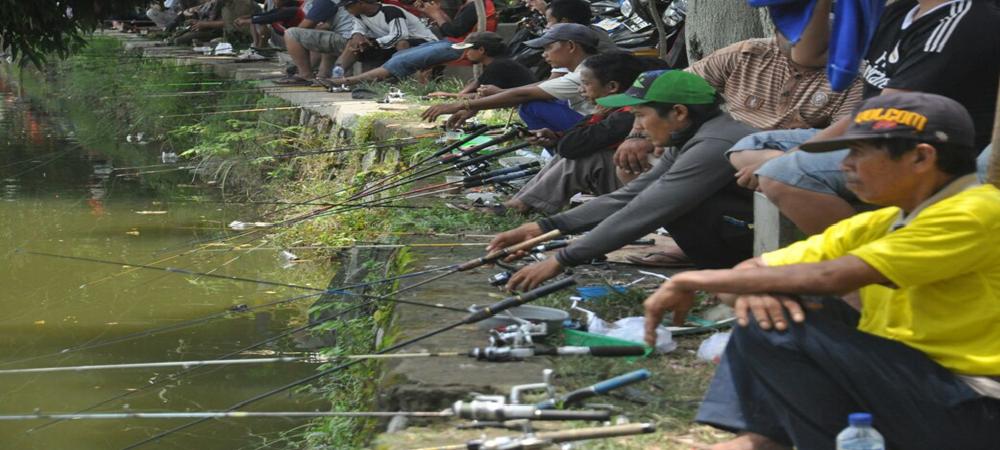Rawa Binong Turun Ikan Satu Ton